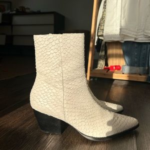 White leather boot size 10
